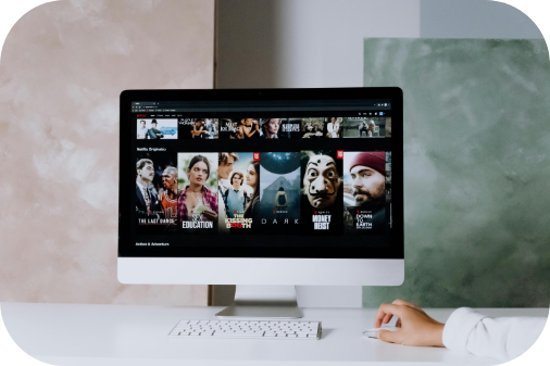 Un ordinateur ouvert sur la page netflix proposant un large choix de séries et de films