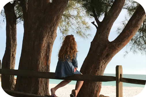 Une femme assise regardant l'horizon