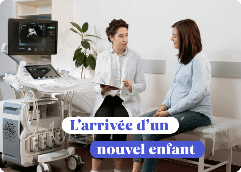 Une femme qui fait une échographie avec un médecin