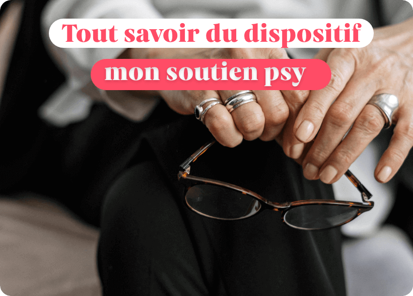 Une psychologue sur un canapé qui écoute son patient